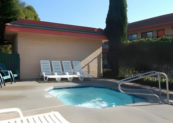 Days Inn by Wyndham Gilroy image 23