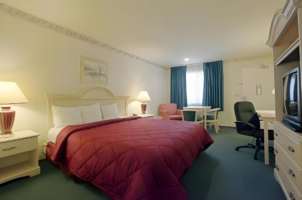 Days Inn by Wyndham Gilroy image 24