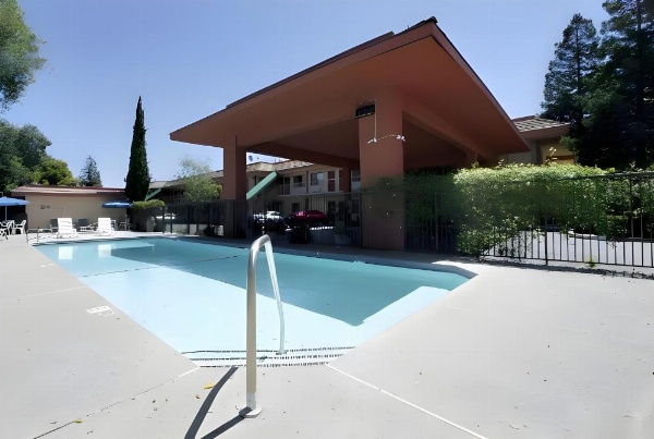 Days Inn by Wyndham Gilroy image 25