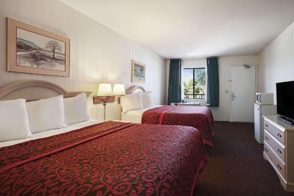 Days Inn by Wyndham Gilroy image 6